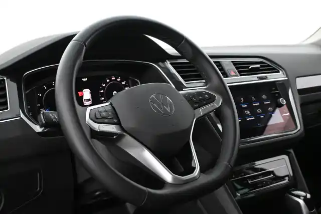 Harmaa Maastoauto, Volkswagen Tiguan – XPM-563