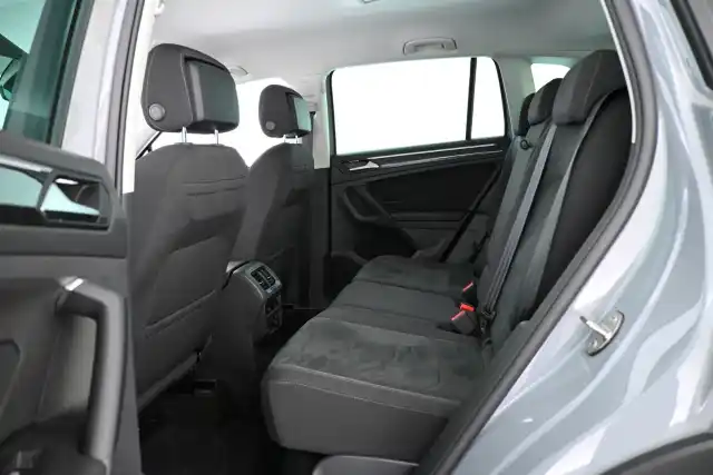 Harmaa Maastoauto, Volkswagen Tiguan – XPM-563
