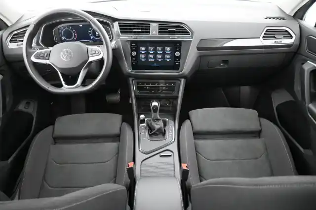 Harmaa Maastoauto, Volkswagen Tiguan – XPM-563