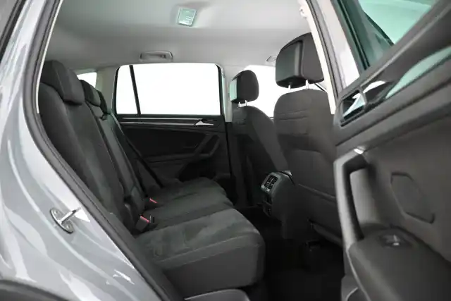 Harmaa Maastoauto, Volkswagen Tiguan – XPM-563