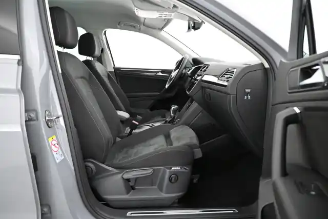 Harmaa Maastoauto, Volkswagen Tiguan – XPM-563