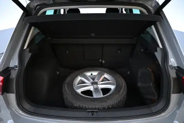 Harmaa Maastoauto, Volkswagen Tiguan – XPM-563