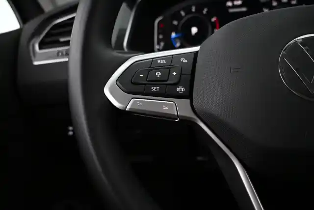 Harmaa Maastoauto, Volkswagen Tiguan – XPM-563