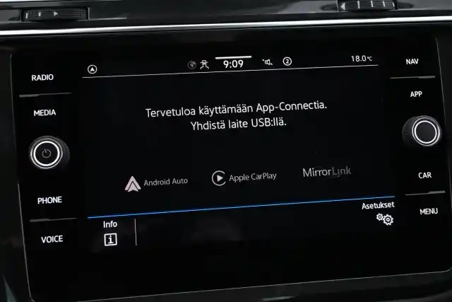 Harmaa Maastoauto, Volkswagen Tiguan – XPM-563