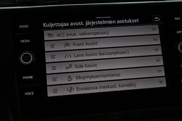 Harmaa Maastoauto, Volkswagen Tiguan – XPM-563