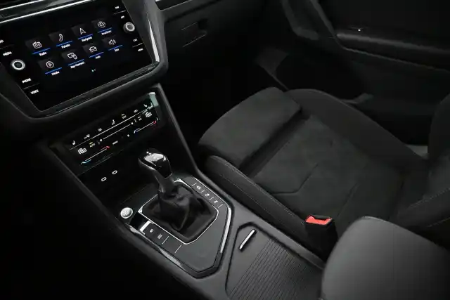 Harmaa Maastoauto, Volkswagen Tiguan – XPM-563