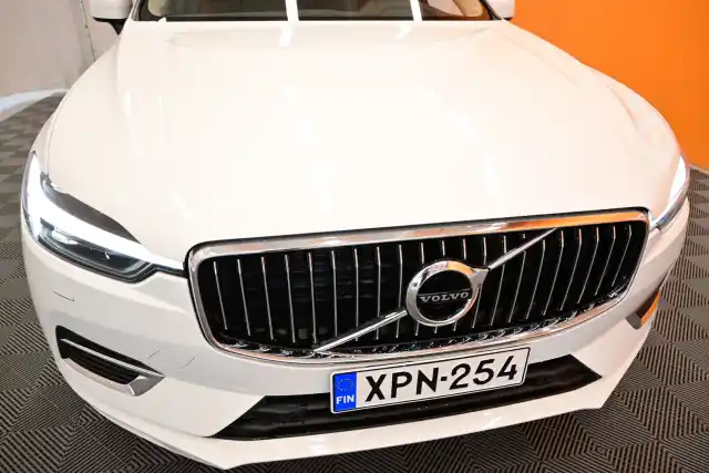 Valkoinen Maastoauto, Volvo XC60 – XPN-254
