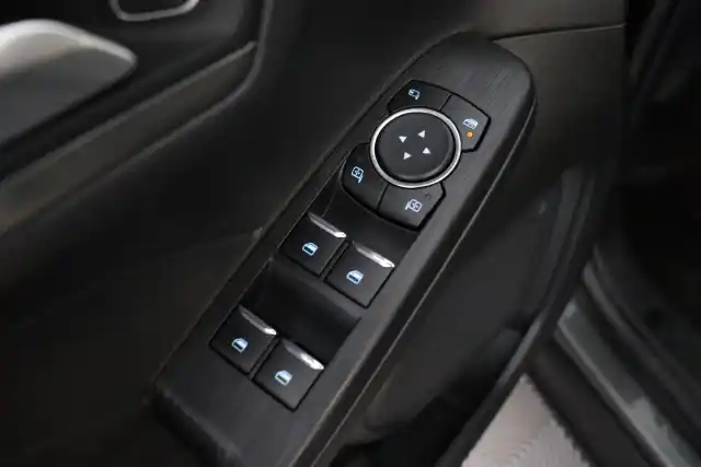 Harmaa Maastoauto, Ford Kuga – XPP-723