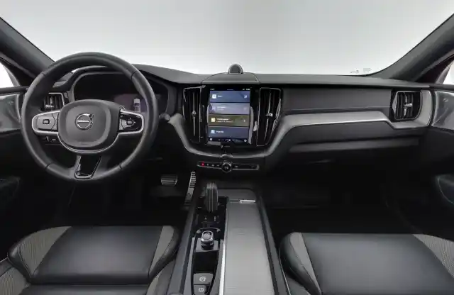 Punainen Maastoauto, Volvo XC60 – XPP-884