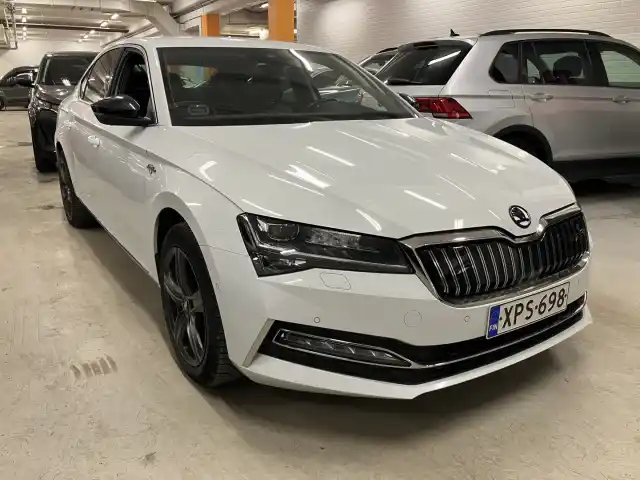 Valkoinen Sedan, Skoda Superb – XPS-698