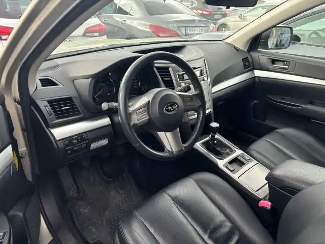 Keltainen Farmari, Subaru Outback – XPY-562