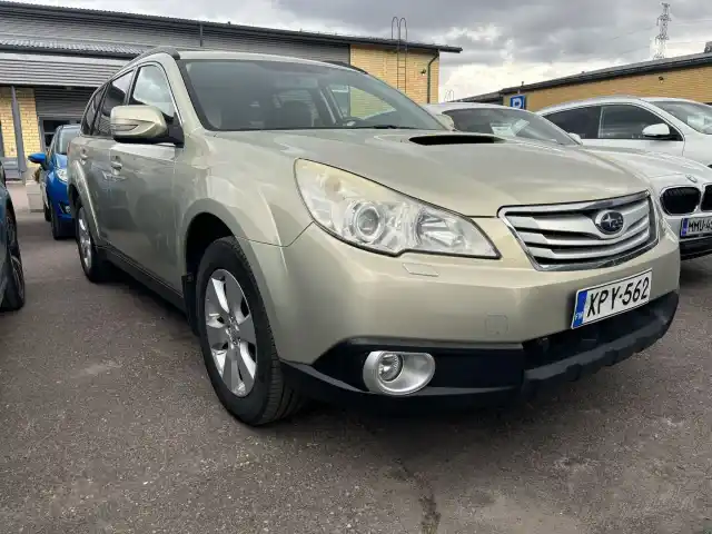 Keltainen Farmari, Subaru Outback – XPY-562