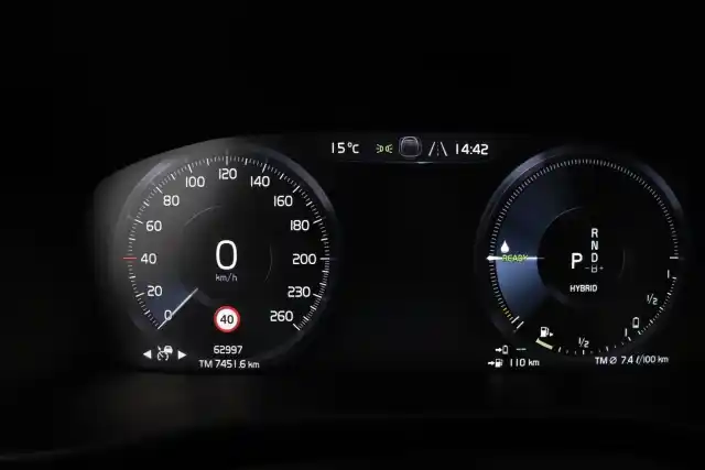 Musta Maastoauto, Volvo XC40 – XRB-729