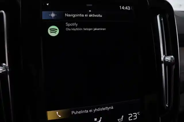 Musta Maastoauto, Volvo XC40 – XRB-729