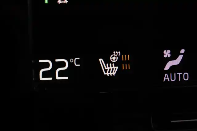 Musta Maastoauto, Volvo XC40 – XRB-729