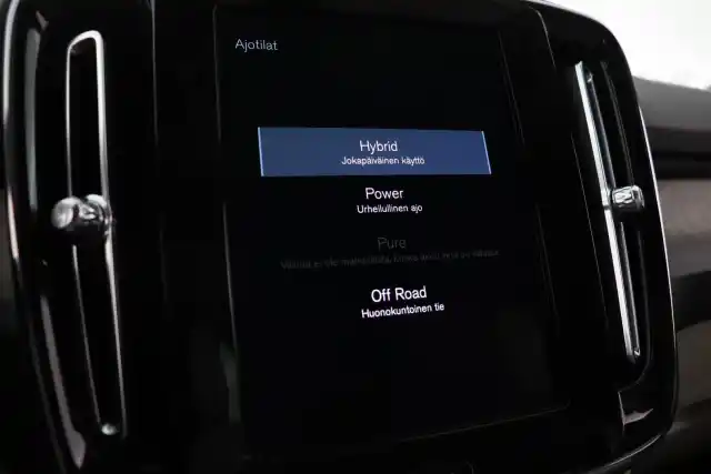 Musta Maastoauto, Volvo XC40 – XRB-729