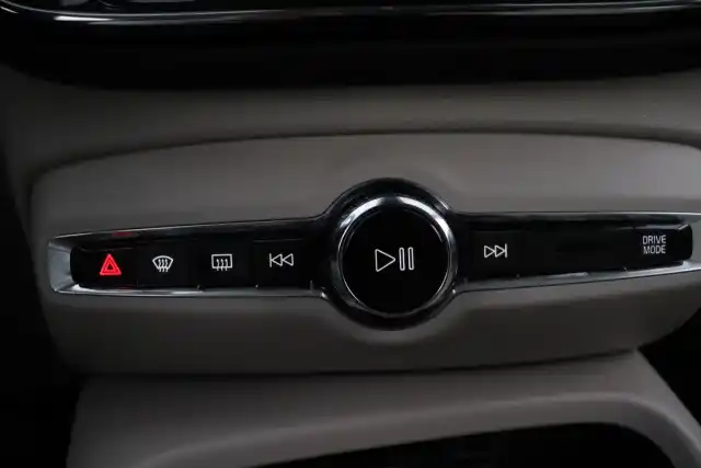 Musta Maastoauto, Volvo XC40 – XRB-729