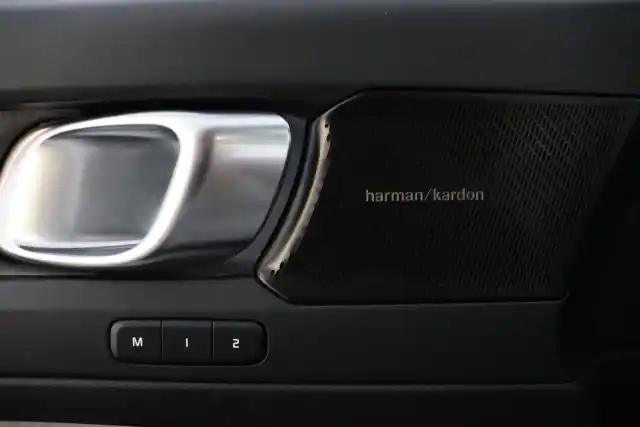 Musta Maastoauto, Volvo XC40 – XRB-729