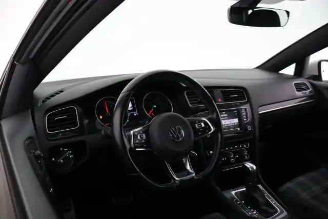 Valkoinen Viistoperä, Volkswagen Golf – XRB-866