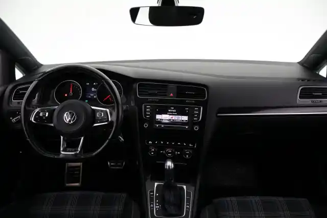 Valkoinen Viistoperä, Volkswagen Golf – XRB-866