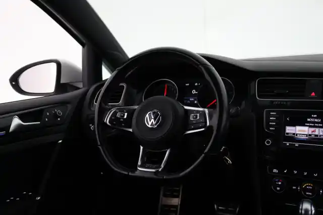 Valkoinen Viistoperä, Volkswagen Golf – XRB-866