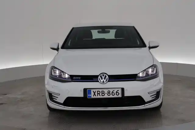 Valkoinen Viistoperä, Volkswagen Golf – XRB-866