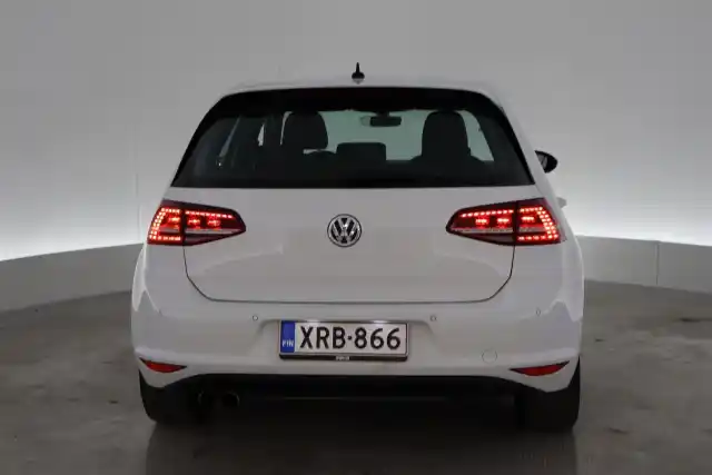 Valkoinen Viistoperä, Volkswagen Golf – XRB-866