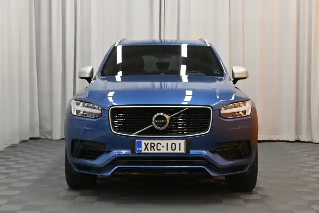 Sininen Tila-auto, Volvo XC90 – XRC-101