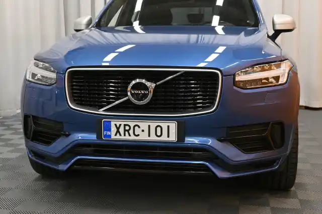 Sininen Tila-auto, Volvo XC90 – XRC-101