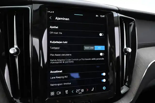 Valkoinen Maastoauto, Volvo XC60 – XRC-694