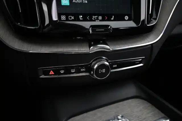 Valkoinen Maastoauto, Volvo XC60 – XRC-694