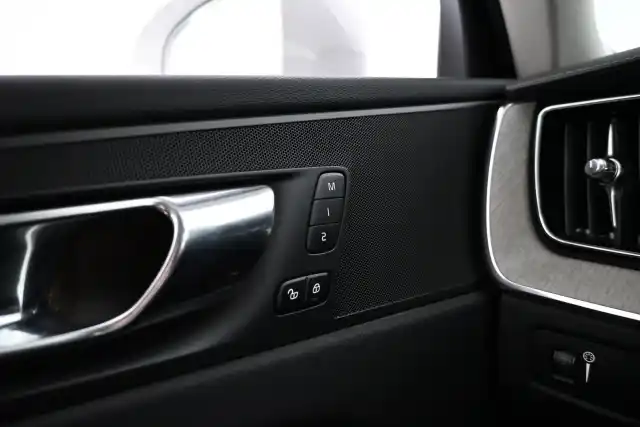 Valkoinen Maastoauto, Volvo XC60 – XRC-694