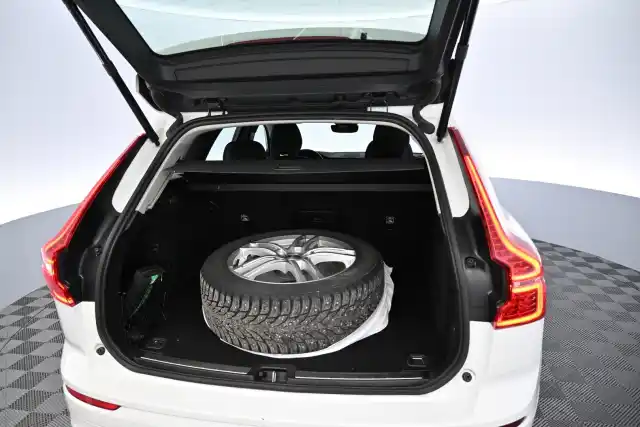 Valkoinen Maastoauto, Volvo XC60 – XRC-694