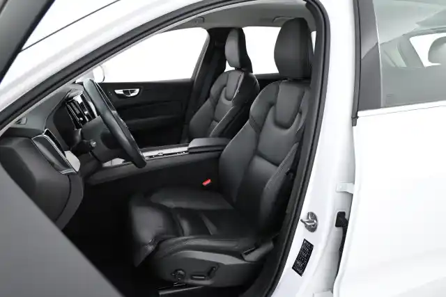 Valkoinen Maastoauto, Volvo XC60 – XRC-694