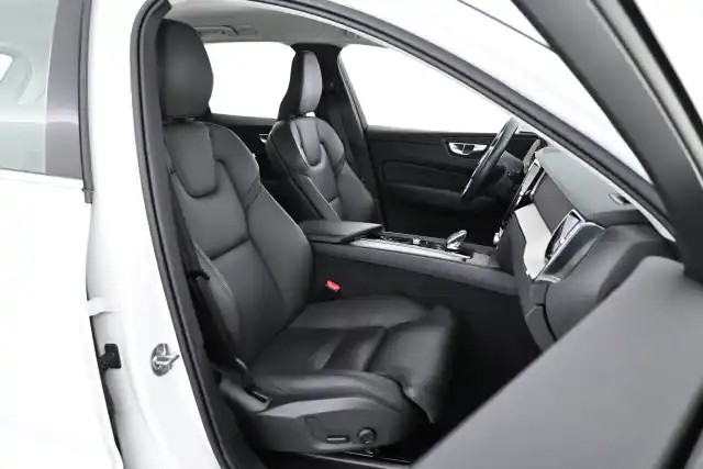 Valkoinen Maastoauto, Volvo XC60 – XRC-694
