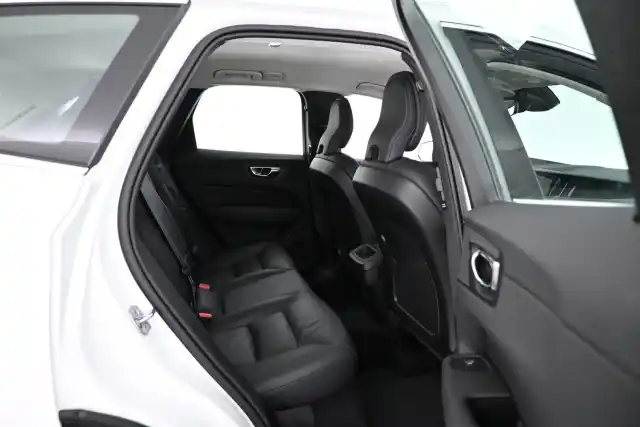Valkoinen Maastoauto, Volvo XC60 – XRC-694