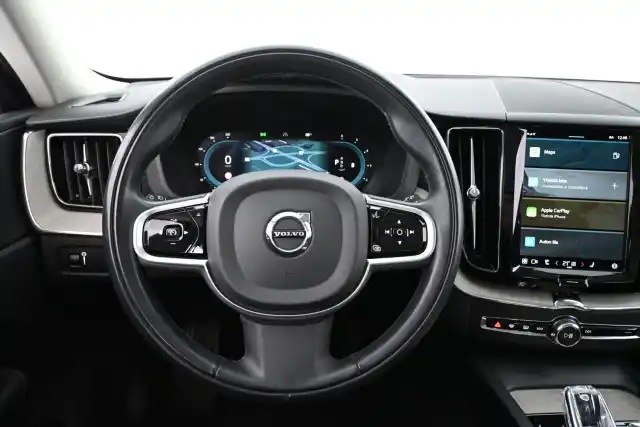 Valkoinen Maastoauto, Volvo XC60 – XRC-694