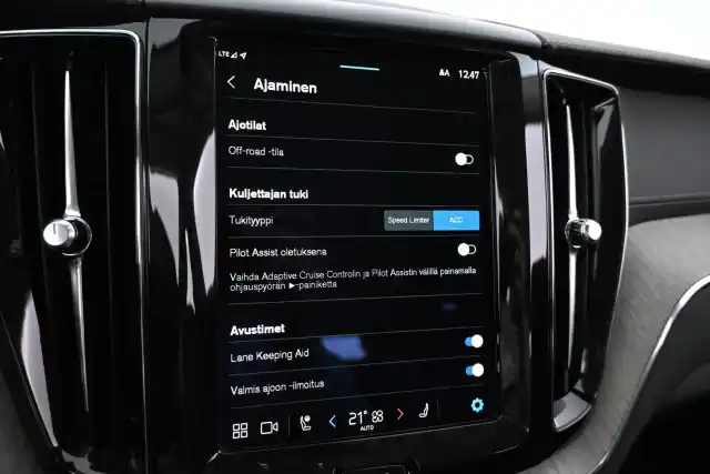 Valkoinen Maastoauto, Volvo XC60 – XRC-694