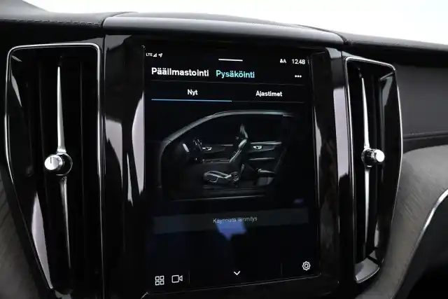 Valkoinen Maastoauto, Volvo XC60 – XRC-694