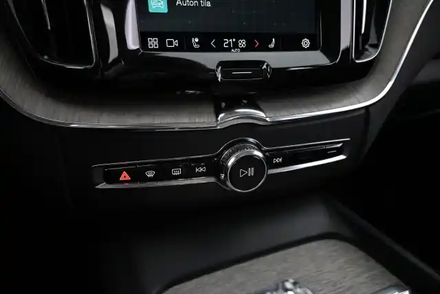 Valkoinen Maastoauto, Volvo XC60 – XRC-694