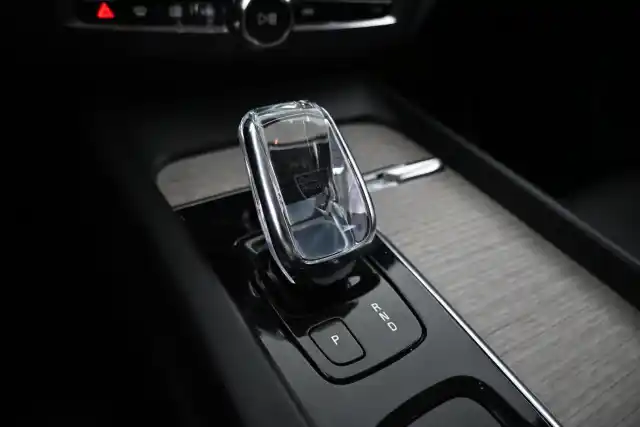 Valkoinen Maastoauto, Volvo XC60 – XRC-694