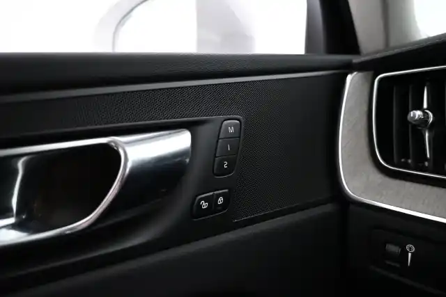 Valkoinen Maastoauto, Volvo XC60 – XRC-694