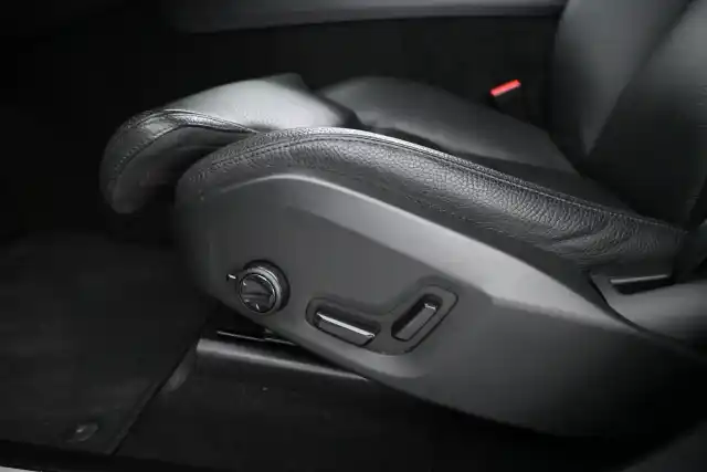 Valkoinen Maastoauto, Volvo XC60 – XRC-694