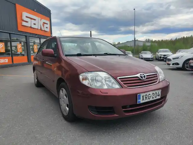 Punainen Sedan, Toyota Corolla – XRG-204