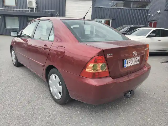Punainen Sedan, Toyota Corolla – XRG-204
