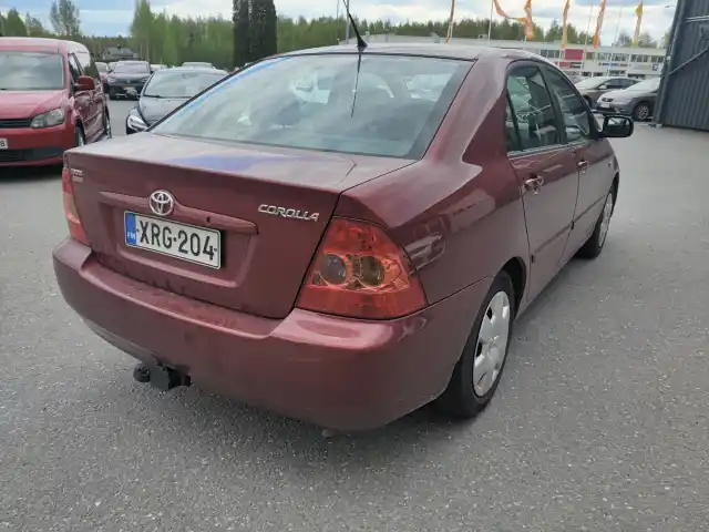 Punainen Sedan, Toyota Corolla – XRG-204