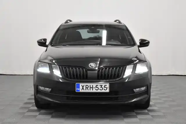 Musta Farmari, Skoda Octavia – XRH-535