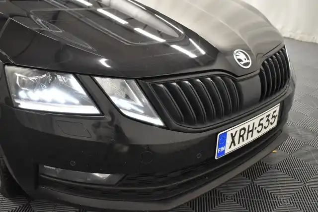 Musta Farmari, Skoda Octavia – XRH-535