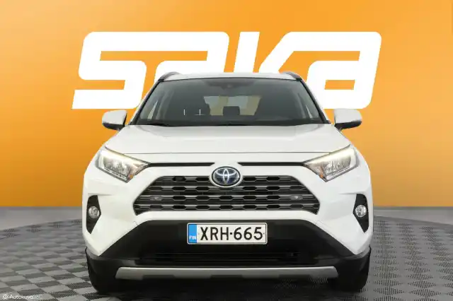 Valkoinen Maastoauto, Toyota RAV4 – XRH-665