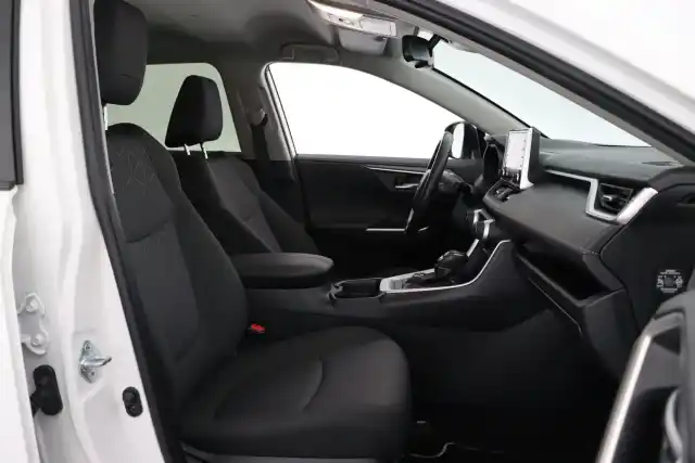Valkoinen Maastoauto, Toyota RAV4 – XRH-665